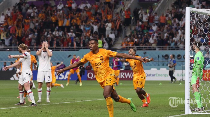 Bek Belanda Denzel Dumfries merayakan gol ketiga timnya selama pertandingan sepak bola putaran 16 besar Piala Dunia Qatar 2022 antara Belanda dan AS di Khalifa International Stadium di Doha. Sabtu (3 Desember 2022). (ADRIAN DENNIS/AFP)