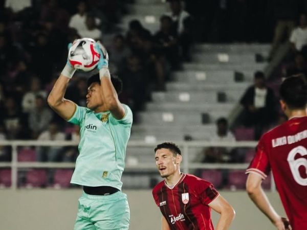 Kiper Persis Solo, M. Riyandi saat beraksi dalam laga kontra Bali United di Stadion Manahan, Solo pada Kamis (12/3/2026).