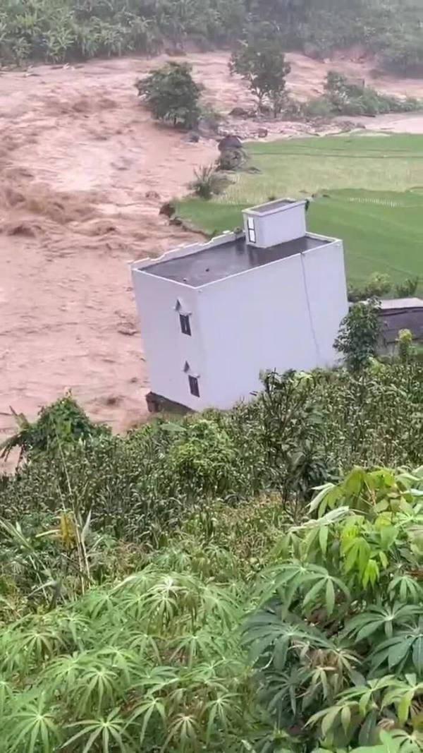 A family of 6 people escaped when their two-story house collapsed into the stream