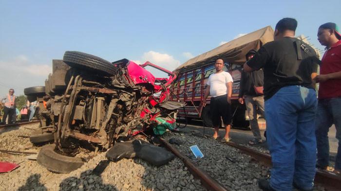 KERETA TABRAK TRUK - Kecelakaan maut terjadi di jalur perlintasan kereta api langsung (JPL) 103 Jalan Raya Surabaya-Madiun, Desa Banaran Kulon, Kecamatan Bagor, Kabupaten Nganjuk, Kamis (9/7/2026) sekira pukul 14.15 WIB. Insiden tersebut melibatkan kereta api Logawa relasi Purwokerto-Ketapang dengan truk ekspedisi JNT dan motor. Pengemudi truk Tewas dan pengendara motor menderita luka. 