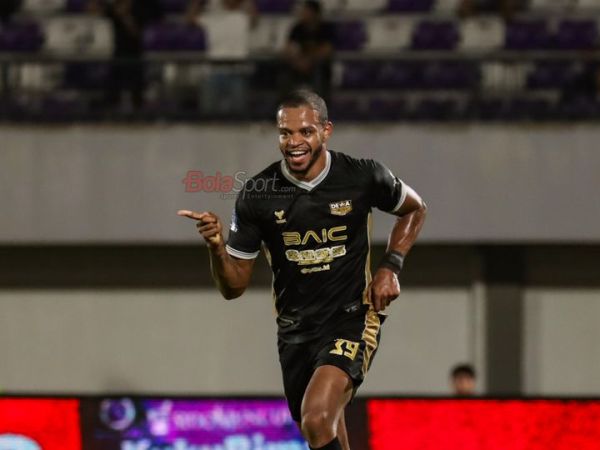 Alex Martins sedang melakukan selebrasi seusai mencetak gol dalam laga pekan ke-22 Super League 2025/2026 antara Dewa United FC versus Borneo FC di Stadion Indomilk Arena, Tangerang, Banten, Minggu (22/2/2026).
