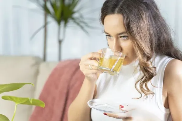 Wanita Minum Teh Hijau