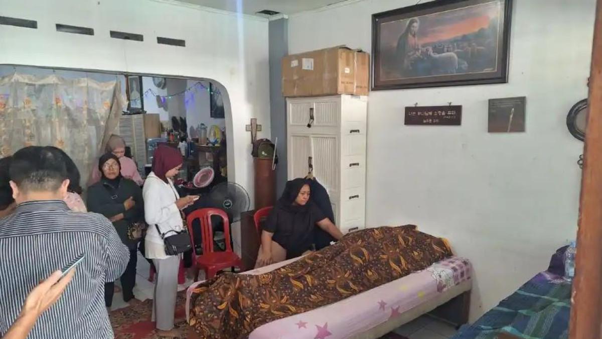 KABAR DUKA - Jenazah Temon di rumah duka di Kompleks Polri, Mampang Prapatan, Jakarta Selatan, Minggu (12/7/2026). Komedian Temon meninggal dunia secara mendadak pada Minggu (12/7/2026) pagi.