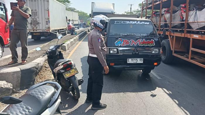 KECELAKAAN MAUT - Petugas Satlantas Polres Indramayu saat melakukan olah TKP kecelakaan maut di jalur Pantura, Desa Kiarajaran Kulon, Kecamatan Lohbener, Kabupaten Indramayu, Minggu (12/7/2026)
