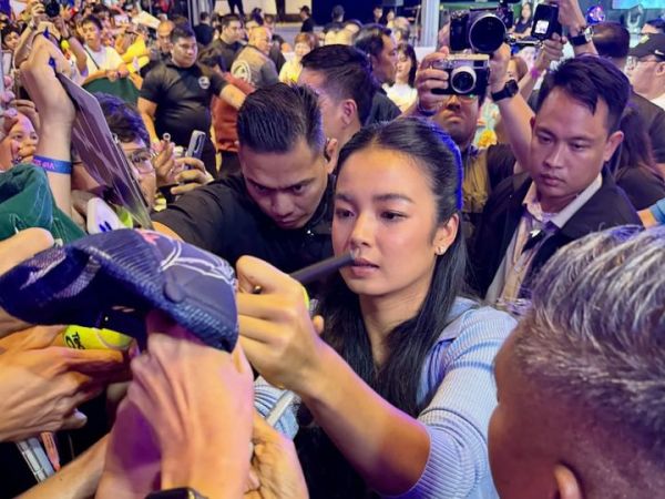 Alex Eala saat cara jumpa fan.