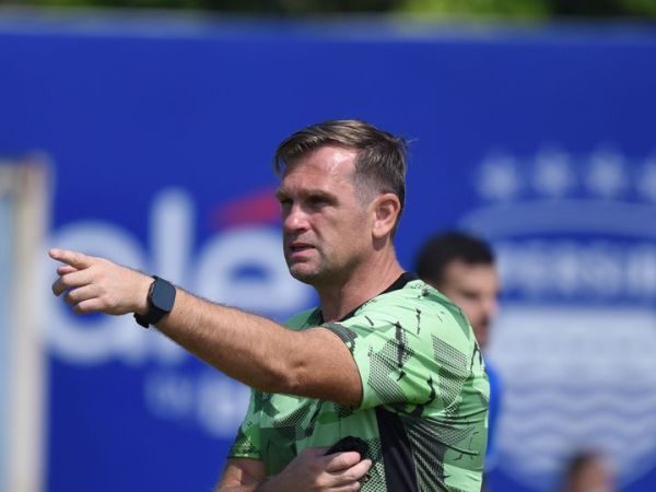 Pelatih Persib Bandung, Igor Tolic saat memberi arahan ke para pemain dalam latihan.