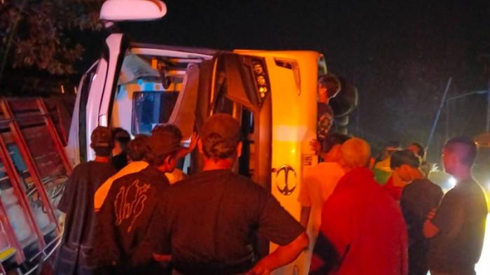 EVAKUASI PENUMPANG - Proses evakuasi penumpang bus Sinar Jaya yang terguling seusai terlibat kecelakaan truk bak di ruas Jalan Nasional Pejagan-Purwokerto, Kabupaten Brebes, Senin (20/7/2026) malam. 