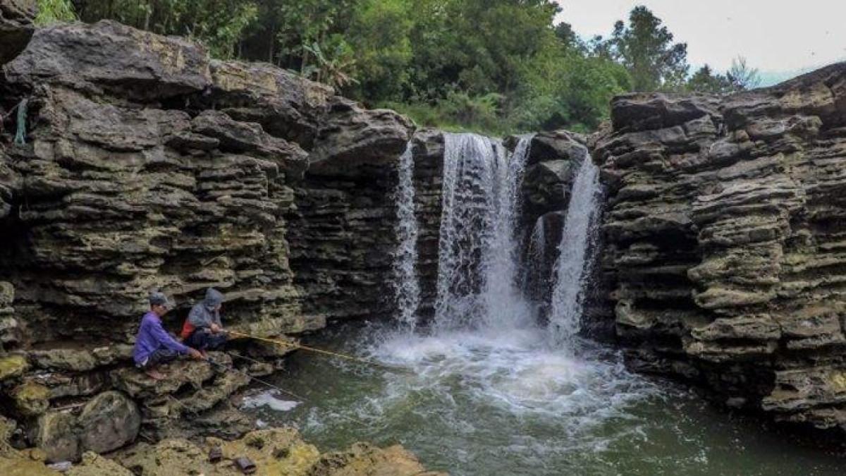 WISATA SRAGEN - Kedung Grujug, air terjun mini yang terletak di antara Desa Doyong dan Desa Soko di Kecamatan Miri, Kabupaten Sragen, Jawa Tengah, beberapa waktu lalu.