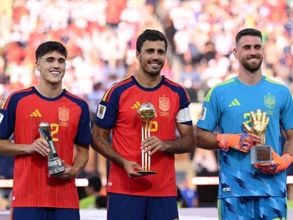Kiri ke kanan: Pau Cubarsi, Rodri dan Unai Simon berpose dengan trofi masing-masing yang melengkapi gelar juara Piala Dunia 2026 seusai Timnas Spanyol kalahkan Argentina pada final di Stadion MetLife, New Jersey (19/7/2026).