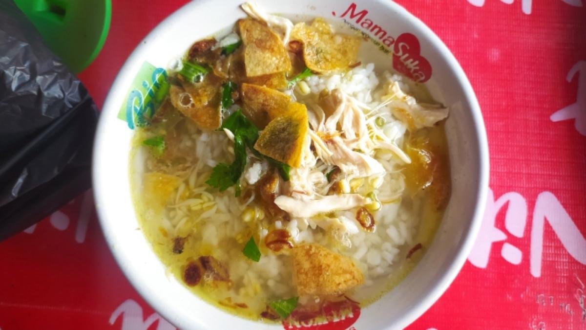 Ilustrasi soto ayam untuk menu makan siang enak.