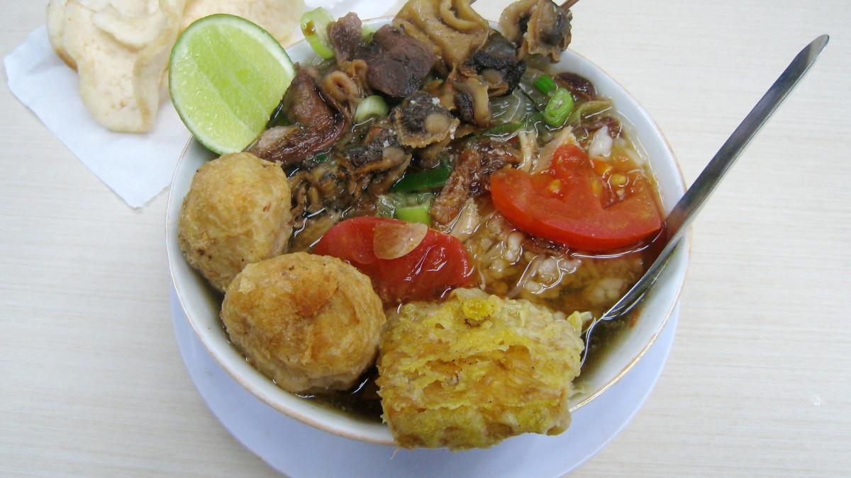 Ilustrasi seporsi soto enak di Semarang dengan rating tinggi.