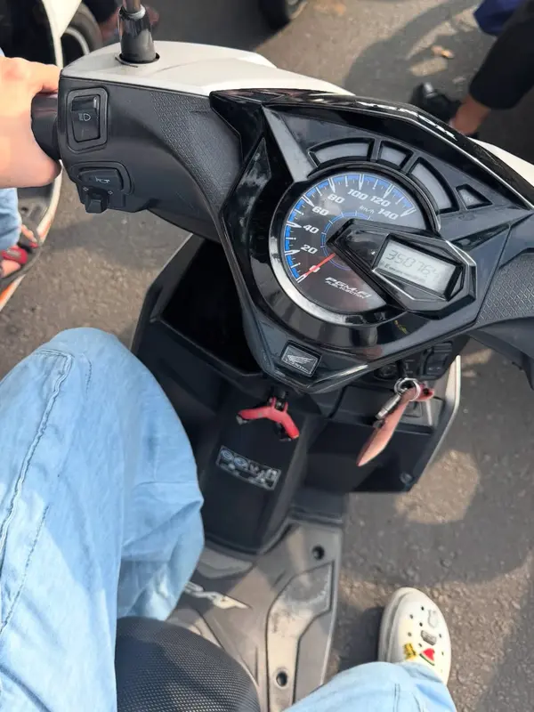 Gaya Zaskia Adya Mecca saat mengantar anak-anak sekolah menggunakan motor. [@zaskiadyamecca]