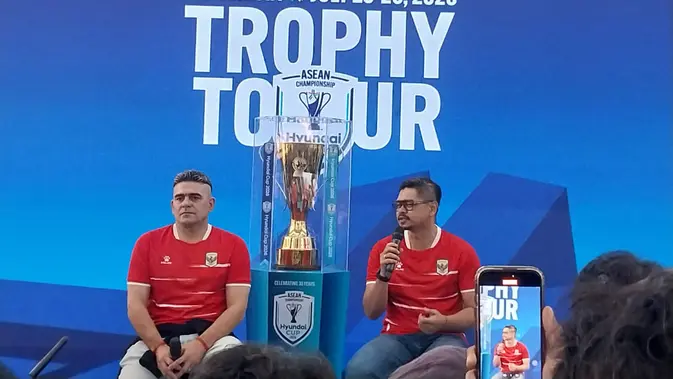 Cristian Gonzalez dan Bambang Pamungkas menjawab pertanyaan pada Trophy Tour ASEAN Hyundai Cup 2026. (Liputan6.com/Aulia Rafa)