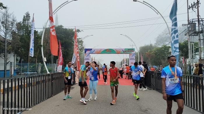 Peserta lari 10 k memasuki garis finish, pada Wijaya Run 2026, di Lapangan Puspemnas Kota Soe, Sabtu (4/7/2026).