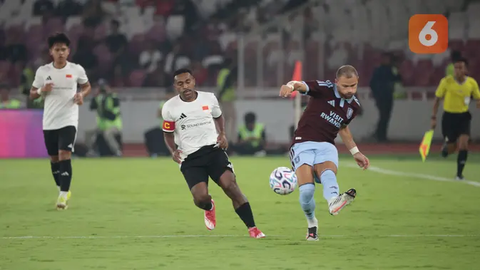 Gelandang Aston Villa berebut bola dengan gelandang Indonesia All Stars pada laga uji coba internasional di Stadion Utama Gelora Bung Karno (SUGBK), Jakarta, Sabtu (1/8/2026). Aston Villa menang 3-1 atas Indonesia All Stars dalam pertandingan yang menjadi bagian dari tur pramusim klub Liga Inggris tersebut di Asia. (KLY/Budy Santoso)