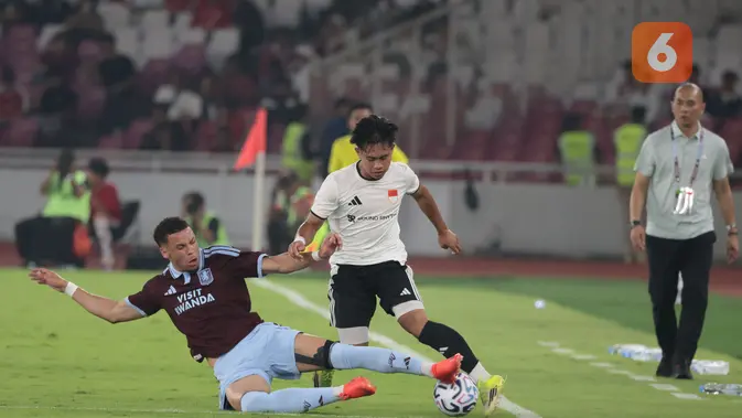 Gelandang Aston Villa Ross Barkley (kiri) berebut bola dengan gelandang Indonesia All Stars Ezra Walian pada laga uji coba internasional di Stadion Utama Gelora Bung Karno (SUGBK), Jakarta, Sabtu (1/8/2026). Aston Villa menang 3-1 atas Indonesia All Stars dalam pertandingan yang menjadi bagian dari tur pramusim klub asal Inggris tersebut di Asia. (KLY/Budy Santoso)