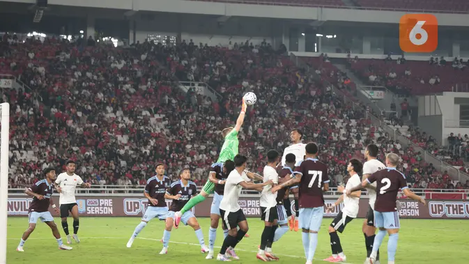 Kiper Aston Villa lakukan pneyelamatan pada laga uji coba internasional di Stadion Utama Gelora Bung Karno (SUGBK), Jakarta, Sabtu (1/8/2026). Aston Villa menang 3-1 atas Indonesia All Stars dalam pertandingan yang menjadi bagian dari tur pramusim klub Liga Inggris tersebut di Asia. (KLY/Budy Santoso)
