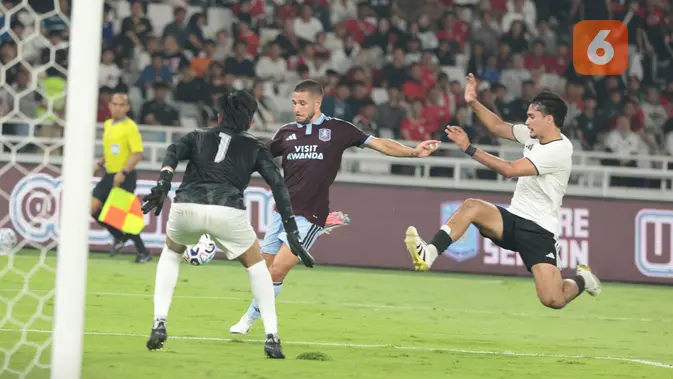 Pemain Aston Villa berebut bola dengan pesepak bola Indonesia All Stars pada pertandingan bertajuk Aston Villa Pre-Season Tour Indonesia 2026 di Stadion Utama Gelora Bung Karno, Senayan, Jakarta, Sabtu (1/8/2026). (KLY/Budy Santoso)