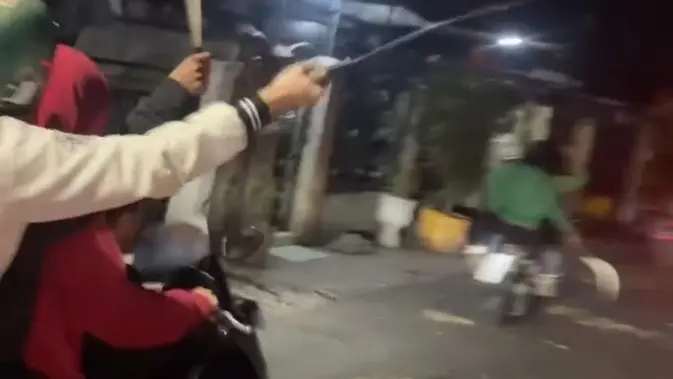 Bentrok Dua Geng Motor Pecah di Sukaraja Sukabumi, Dua Warga Kena Sabetan Sajam Aksi bentrokan berdarah yang melibatkan puluhan anggota geng motor pecah di Jalan Raya Sukaraja hingga kawasan Kampung Inggris, Kecamatan Sukaraja, Kabupaten Sukabumi, Minggu (2/8/2026) dini hari (Istimewa)