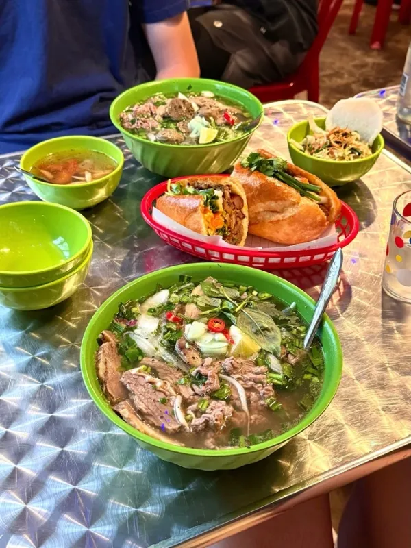 Phở bò, bánh mì là những món chủ quán dành nhiều tâm huyết, giúp Ăn Chơi giữ chân khách. Ảnh: Instagram/ ankat_eats