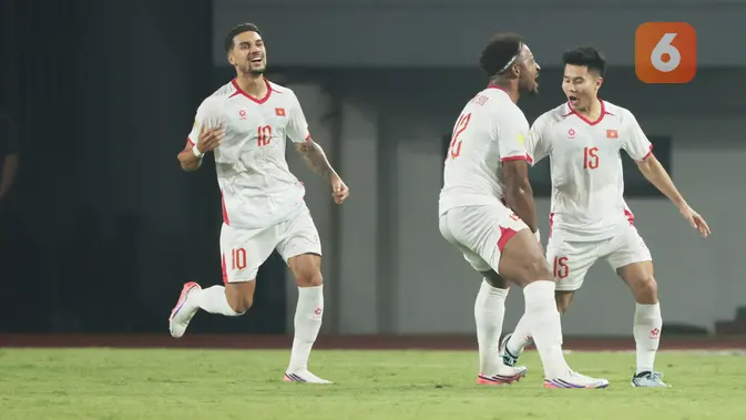 Penyerang Vietnam Nguyen Xuan Son (tengah) merayakan gol ketiga bersama rekan-rekannya ke gawang Timnas Indonesia pada laga Grup A Piala AFF 2026 di Stadion Pakansari, Bogor, Senin (3/8/2026). Vietnam menang 3-0 atas Timnas Indonesia dalam pertandingan tersebut. (KLY/Budy Santoso)