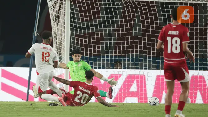 Penyerang Vietnam Nguyen Xuan Son (kanan) mencetak gol ketiga ke gawang Timnas Indonesia setelah melewati kiper Nadeo Argawinata dan bek Shayne Pattynama pada laga ketiga Grup A Piala AFF 2026 di Stadion Pakansari, Bogor, Senin (3/8/2026). Vietnam menang 3-0 atas Timnas Indonesia dalam pertandingan tersebut. (KLY/ Budy Santoso)