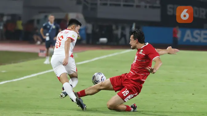 Pemain Timnas Indonesia dan Vietnam berebut bola pada laga Grup A Piala AFF 2026 di Stadion Pakansari, Bogor, Senin (3/8/2026). Timnas Indonesia kalah 0-3 dari Vietnam sehingga turun ke peringkat ketiga klasemen sementara Grup A, namun masih memiliki peluang lolos ke semifinal jika mampu mengalahkan Singapura pada laga terakhir. (KLY/ Budy Santoso)