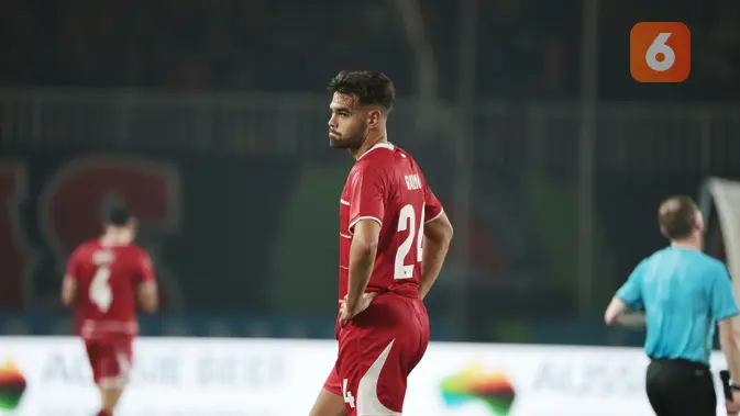 Bek Timnas Indonesia Shayne Pattynama menunjukkan ekspresi kecewa usai laga Grup A Piala AFF 2026 melawan Vietnam di Stadion Pakansari, Bogor, Senin (3/8/2026). Timnas Indonesia kalah 0-3 dari Vietnam dan turun ke peringkat ketiga klasemen sementara Grup A, namun masih berpeluang lolos ke semifinal jika mampu mengalahkan Singapura pada laga terakhir. (KLY/Budy Santoso)