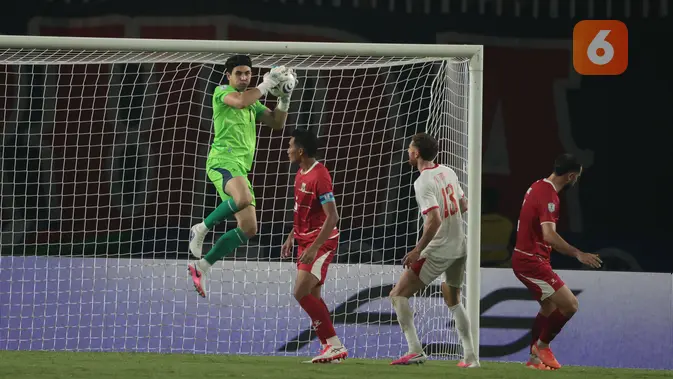 Kiper Timnas Indonesia Nadeo Argawinata melompat untuk mengamankan bola hasil tendangan pemain Vietnam pada laga Grup A Piala AFF 2026 di Stadion Pakansari, Bogor, Senin (3/8/2026). Timnas Indonesia kalah 0-3 dari Vietnam dan turun ke peringkat ketiga klasemen sementara Grup A. (KLY/Budy Santoso)