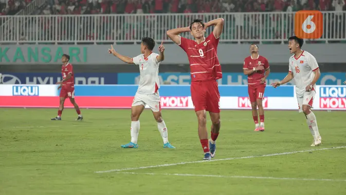 Penyerang Timnas Indonesia Mitchell Baker menunjukkan ekspresi kecewa usai gagal mencetak gol ke gawang Vietnam pada laga Grup A Piala AFF 2026 di Stadion Pakansari, Bogor, Senin (3/8/2026). Timnas Indonesia harus mengakui keunggulan Vietnam dengan skor 0-3 dalam pertandingan tersebut. (KLY/Budy Santoso)