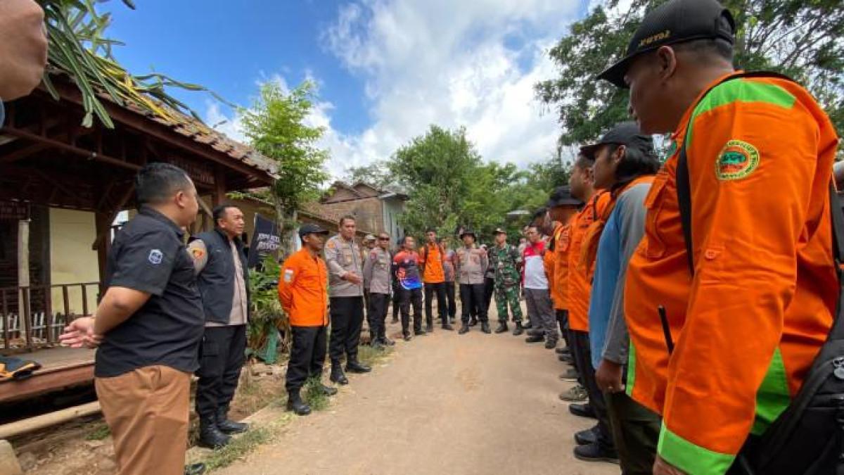 KELUARGA - OSC Basarnas Jember, Jefriyansah bersama Kapolres Bondowoso AKBP Aryo Dwi Wibowo saat menyampailan hasil pencarian 2 pendaki di Gunung Piramid yang dikabarkan hilang kontak di Gunung Piramid, Kelurahan/Kecamatan Curahdami, Bondowoso, Jawa Timur, Selasa (4/8/2026).