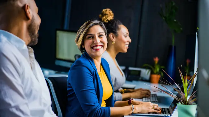 Gaya Komunikasi dan Pembawaan Diri Ilustrasi Bekerja di Kantor Credit: pexels.com/Jopwell