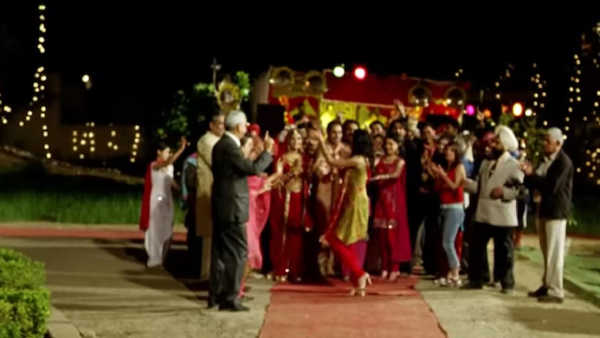  हे गाणे लग्न पार्टी आणि बँडबाजामध्ये आवर्जून वाजवले जाते. ते म्हणजे 2009 मध्ये प्रदर्शित झालेल्या 'देव डी' चित्रपटातील 'इमोशनल अत्याचार'. या गाण्यामागची कहाणीही तितकीच वेगळी आहे. चित्रपटाचे दिग्दर्शक अनुराग कश्यप यांना पारंपरिक प्रेमगीत नको होते. 