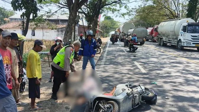 Korban dan petugas saat melakukan olah TKP di lokasi kejadian. (Liputan6.com/Ahmad Adirin) Korban dan petugas saat melakukan olah TKP di lokasi kejadian. (Liputan6.com/Ahmad Adirin)