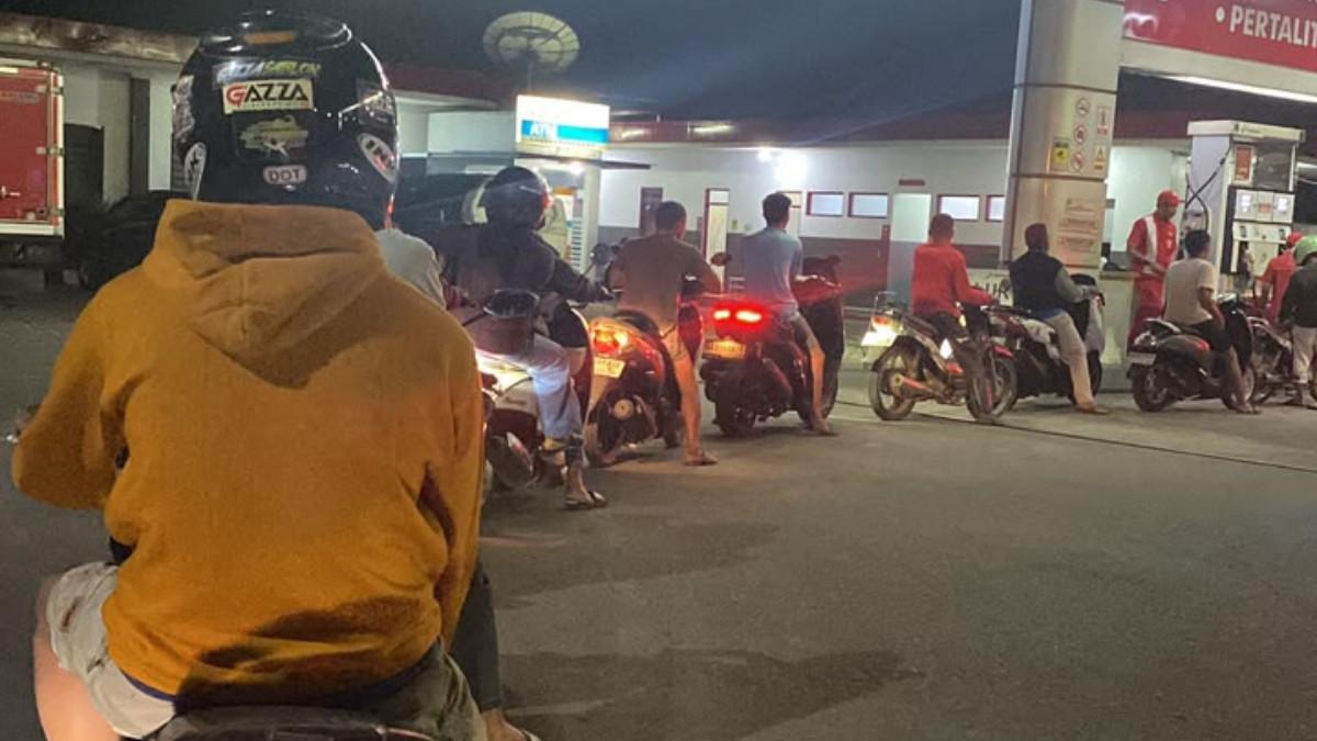 Potret antrean kendaraan membeli BBM di SPBU Kebakkramat, Karanganyar, Jawa Tengah Rabu (8/7/2026) malam.