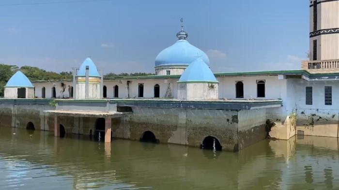 KEMARAU - Potret debit air Bendungan Karian di Lebak menyusut akibat musim kemarau, membuat ribuan bekas rumah, sawah, masjid, dan jalan kampung yang telah tenggelam kembali terlihat