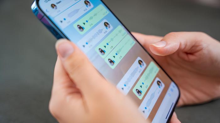 PENGGUNAAN WHATSAPP- Ilustrasi penggunaan aplikasi WhatsApp dalam kehidupan sehari-hari. Aplikasi ini membantu dalam pengiriman pesan teks.(Pinterest/Marianne)