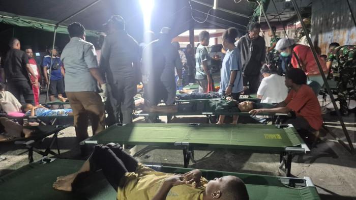KERACUNAN MBG - Sebanyak 80 siswa di Distrik Depapre, Kabupaten Jayapura, Papua, mendadak dilarikan ke sejumlah fasilitas kesehatan usai menyantap Makanan Bergizi Gratis (MBG). Tampak sejumlah anak ditangani di tenda kawasan RSUD Yowari Jayapura, Sentani.