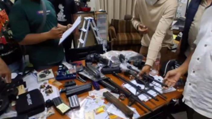 MISTERIUS - 995 senjata api dan air soft gun yang ditemukan di sebuah sekolah kawasan Pondok Pinang, Kebayoran Lama, Jakarta Selatan.