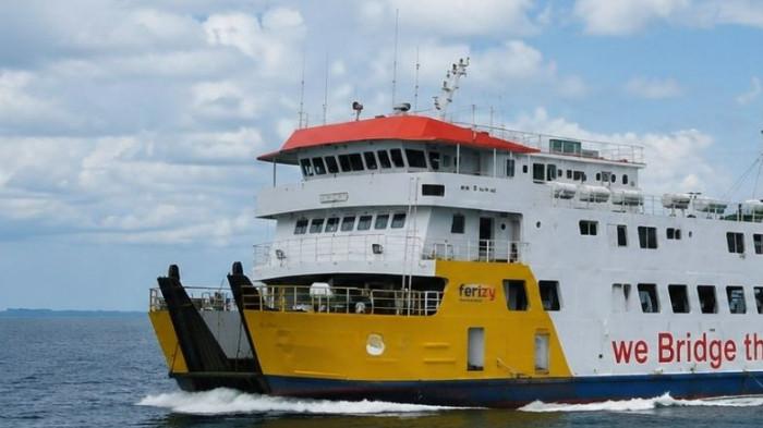 JADWAL KAPAL - Ilustrasi Kapal Ferry yang berlayar di tengah laut 2