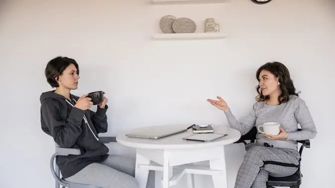 Marah Itu Nggak Selalu Negatif, Begini Cara Sehat Mengekspresikannya dengan Tepat Ilustrasi perempuan mengobrol. (c) KATRIN BOLOVTSOVA/Pexels.com