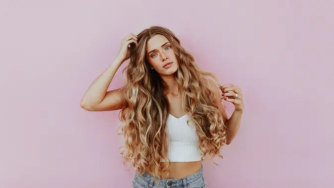 Ilustrasi Rambut Keriting/https://unsplash.com/Averie Woodard
