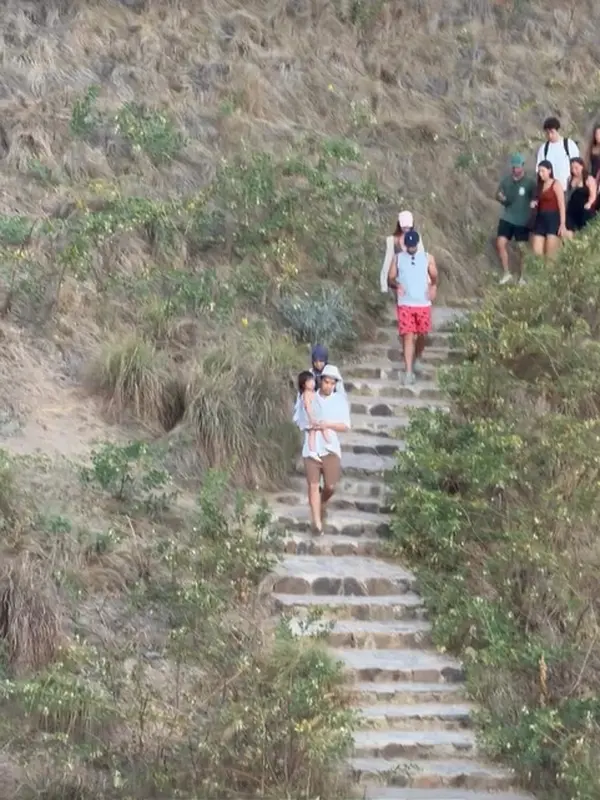 Jessica Mila Jessica Mila dan rombongan di Pulau Padar © instagram.com/jscmila