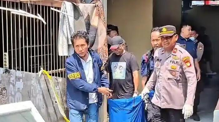 EVAKUASI JASAD - Jajaran Polsek Benda dan Polres Metro Tangerang Kota menggelar olah TKP dan mengevakuasi jasad seorang wanita yang ditemukan pada sebuah kontrakan di Kelurahan Jurumudi Baru, Kecamatan Benda, Kota Tangerang, Banten, Selasa (11/8/2026).