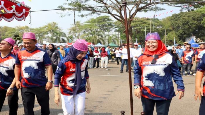 IKUT LOMBA-Bupati Serang Ratu Rachmatuzakiyah turut meramaikan perlombaan bersama para Kepala Organisasi Perangkat Daerah (OPD) dalam rangka memeringati Hari Ulang Tahun (HUT) ke 81 Republik Indonesia (RI)di Halaman Pendopo Bupati Serang pada Rabu, 12 Agustus 2026.