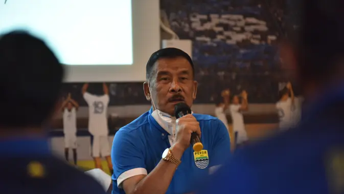Umuh Muchtar Petinggi PT Persib Bandung Bermartabat (PBB), Umuh Muchtar, merayakan ulang tahun klub di kantor Graha Persib, Bandung, Minggu (14/3/2021). (Bola.com/Erwin Snaz)