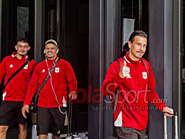 Sejumlah pemain Timnas Indonesia yakni Thom Haye (kanan), Ragnar Oratmangoen (tengah), dan Ivar Jenner (kiri) saat ditemui  di Hotel Langham, Sudirman, Jakarta, Rabu (5/8/2026).