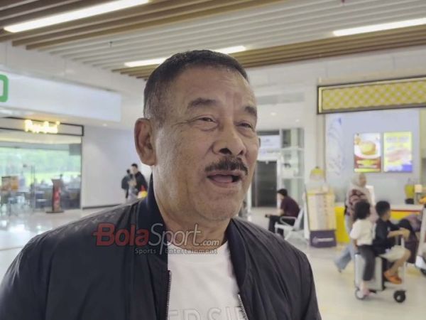 Manajer Persib Bandung, Umuh Muchtar, sedang memberikan keterangan kepada awak media di Stasiun Whoosh, Halim, Jakarta, Senin (18/5/2026).