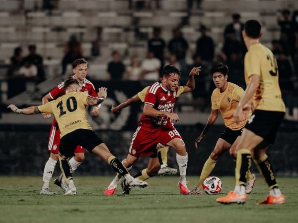 Suasana pertandingan antara Bali United melawan Sabah FC dalam laga Dewata Challenge Series 2026 di Stadion Kapten I Wayan Dipta, Gianyar, Bali, pada Kamis (13/8/2026).
