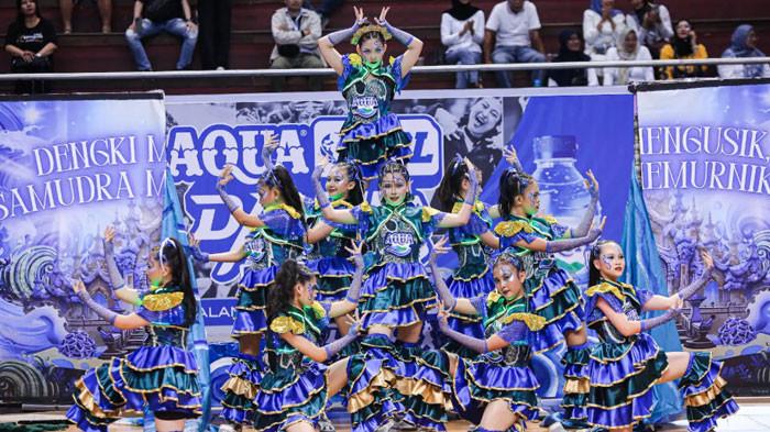Panggung AQUA DBL Dance 2026-2027 East Java-North kembali menjadi ruang bagi para pelajar untuk menyampaikan cerita tentang keberagaman Indonesia. Pada Kamis (13/8), Smala Dance Crew dan Force X Chronos menghadirkan dua kisah budaya yang berbeda melalui penampilan mereka.